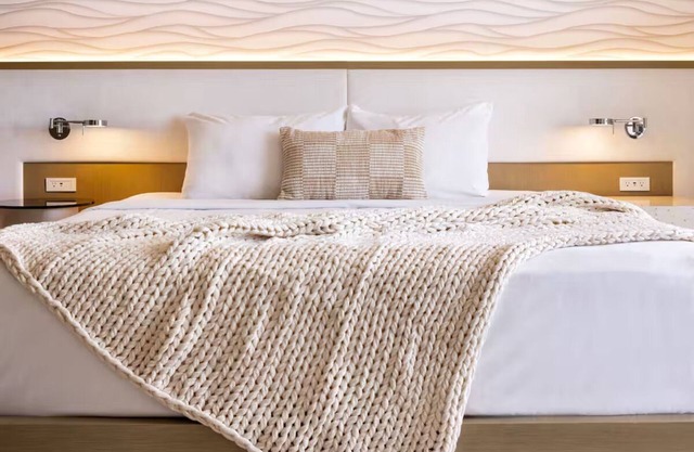 Crystal Blue Water from the Gulf! 3 Large Units, Pets are Allowed, Pool!