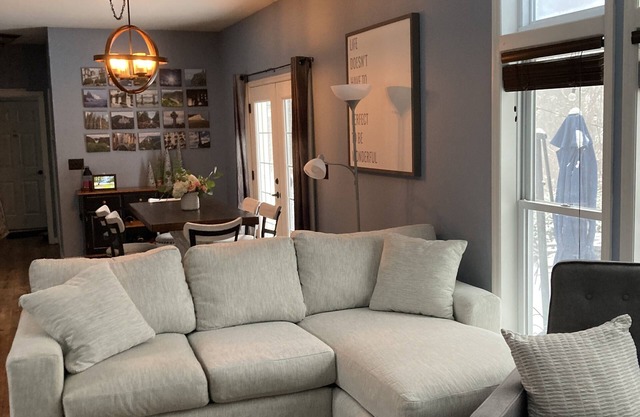 Cul de Sac family setting less than 10 miles to Saratoga Race Track