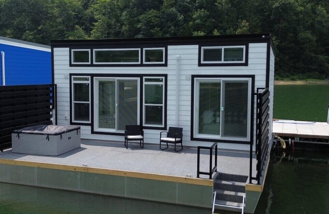 Cumberland Floathouzz-White Tiny