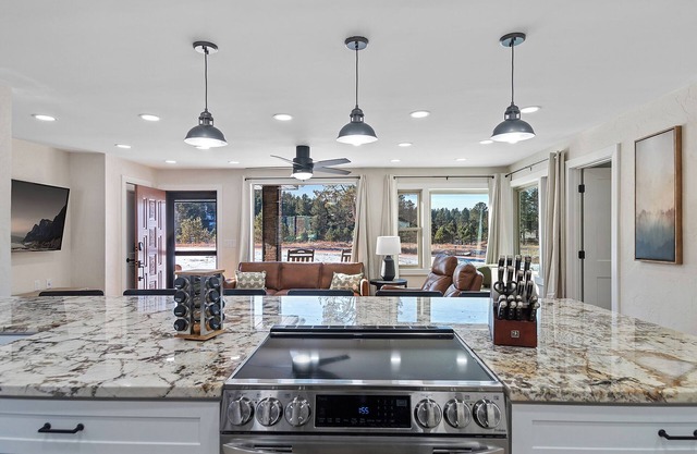 Custer Gem! 6 Bedrms - Hot Tub, Steam Shower, AC, Fire Pit, 3 Sides Natl Forest