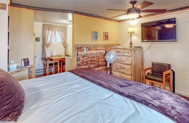 Custom cabin with magnificent shared amenities