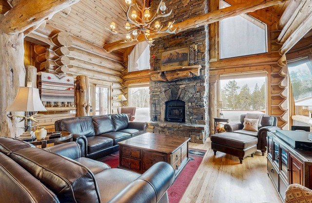 Custom Luxury Cabin with Private Hot Tub & Gourmet Kitchen