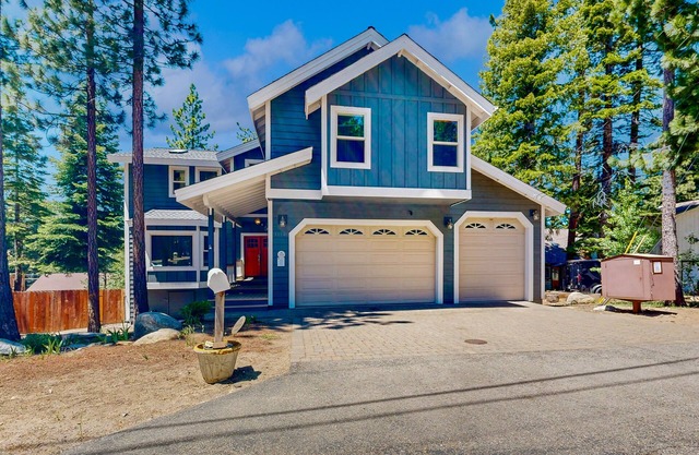 Custom Luxury Chalet Near Slopes - Game Room, Chefs Kitchen & 3 Fireplaces