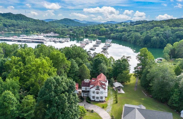 Custom Norris Lake home in no-wake zone w/hot tub & two kitchens - dog-friendly