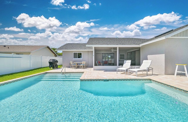 Custom Pool! Tiki Bar | Private Yard ~ Enjoy SWFL