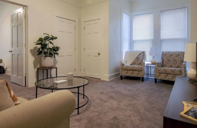 Cute 1 Bedroom Apt in Great Location Near Drake