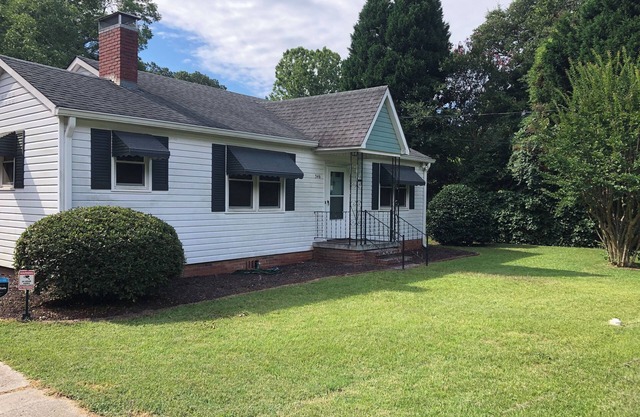 Cute 2 BR/1B home in quiet neighborhood near Aiken’s historic horse district.