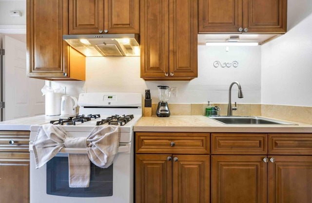 Cute 3 BR Condo W/Pool Access Near UC Riverside