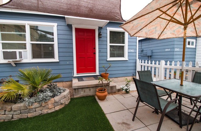 Cute and clean 1 bed/1 bath beach cottage with A/C