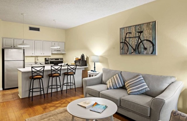 Cute and Comfy Retreat on Sanibel Island, Pool, Bikes
