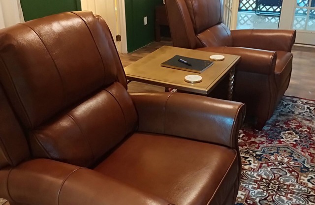 CUTE CABIN WITH HOT TUB, WIFI AND ROKU. QUEEN BED CLOSE TO RATCLIFF LAKE