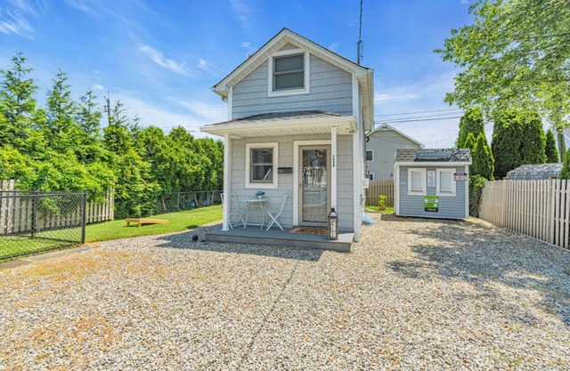 Cute & Clean Cottage! Near downtown, restaurants and beach!