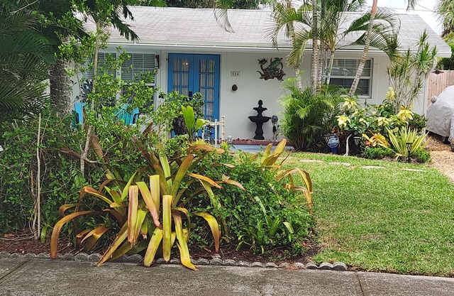 Cute coastal cottage close to beach and downtown nightlife.