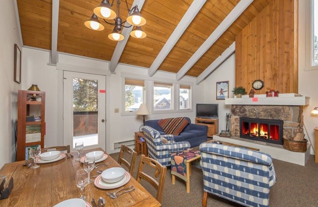 Cute condo w/fireplace, private decks & community pool/hot tub/sauna - Cozy Curley Bear Condo