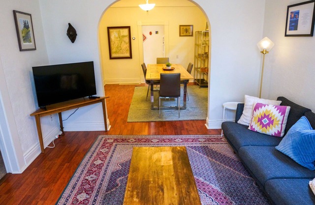 Cute cottage centrally located with full amenities!