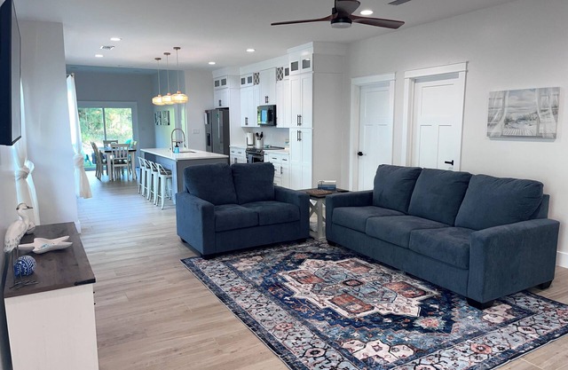 Cute cottage near Sports Complex, OWA, beaches, shopping, restaurants. King bed.