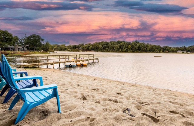 Cute cottage with gazebo overlooking the Beach and Lake!