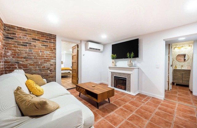 Cute/Cozy Basement Apartment in Old Denver’s Hip Cheeseman Park neighborhood!
