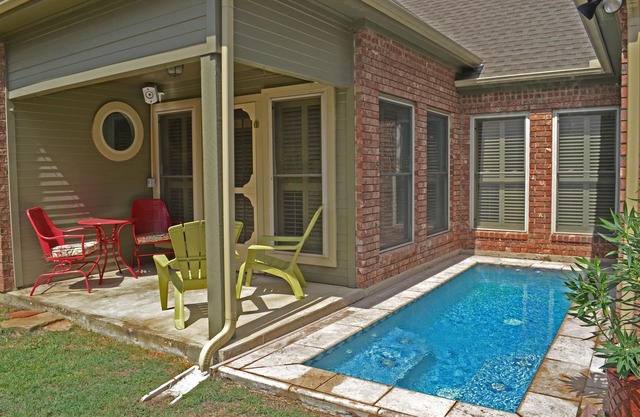 Cute cozy cottage with in-ground lap pool! Enjoy the summer in the back yard!