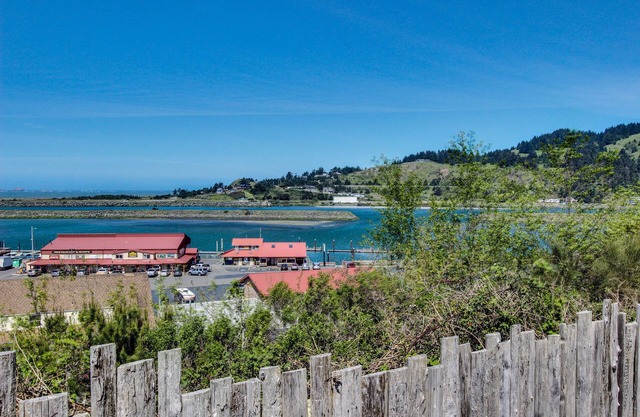 Cute, Dog-Friendly Cottage with Bay and Ocean Views - Close to the Beach