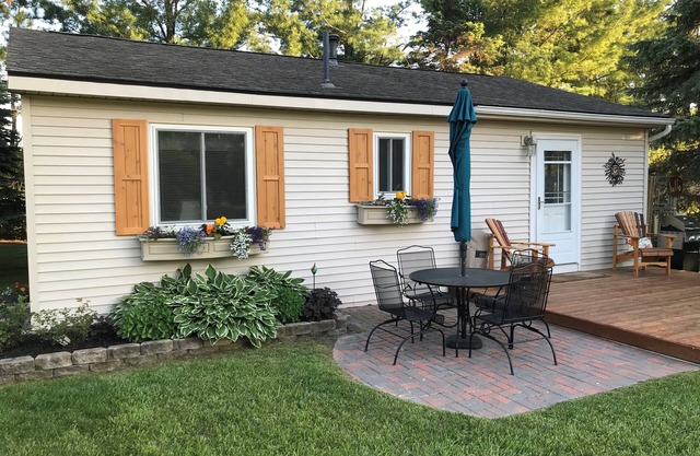 Cute fully furnished cottage w/shared frontage on Silver Lake , Traverse City!