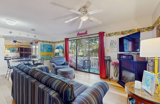 Cute ground floor condo w/shared pool, access to shuffleboard and tennis