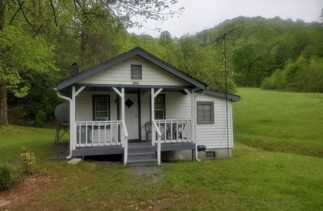 Cute little cabin (10 minutes from the Natahala River)