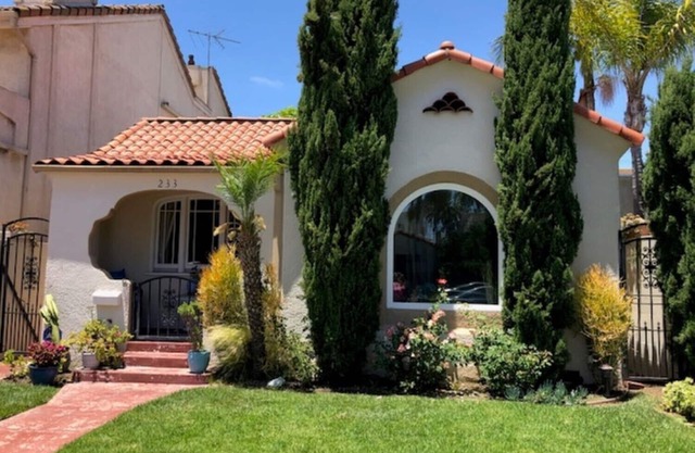 Cute Luxurious Beach house in Trendy Belmont Shore! Short WALK to BEACH !