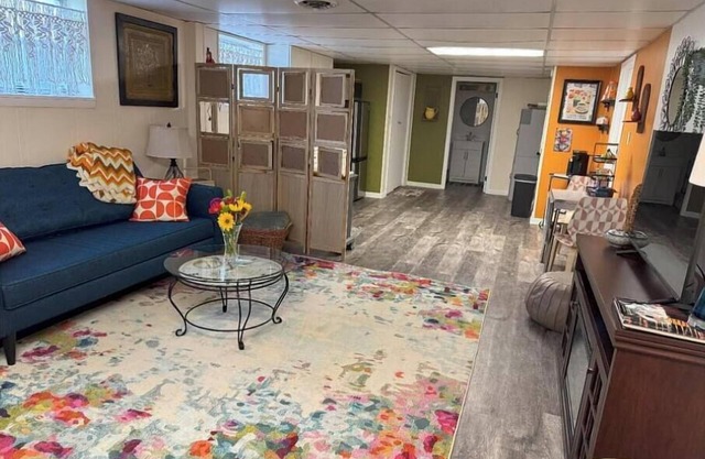 Cute Mid-Century Apt w/Wash-Dryer. Built out basement in Quiet neighborhood