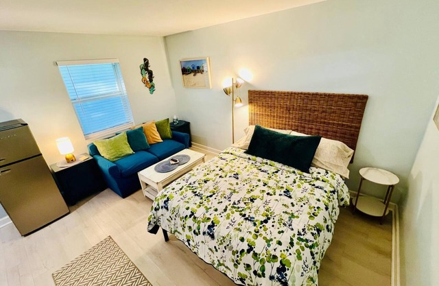 Cute & modern studio apartment in prime location in downtown Lake Worth Beach!