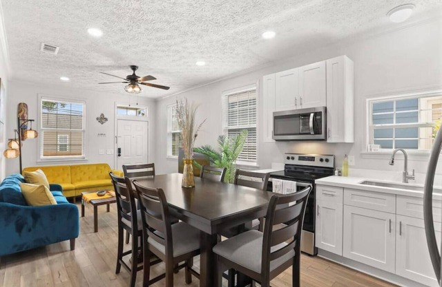 Cute Pool + Porches on Greenway near FQ, Streetcar, Cute & Bright 3BR on Greenway!