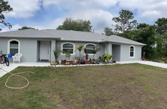 Cute Property Located In The Center Of Englewood
