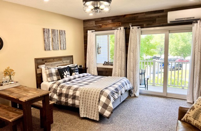 Cute Resort Studio Apt with Pool, hot tub at Loon