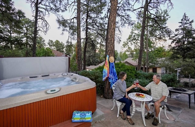 CUTEST PRESCOTT COTTAGE IN THE WOODS+HOT TUB+WALK DOWNTOWN+FULL OF AMENITIES!