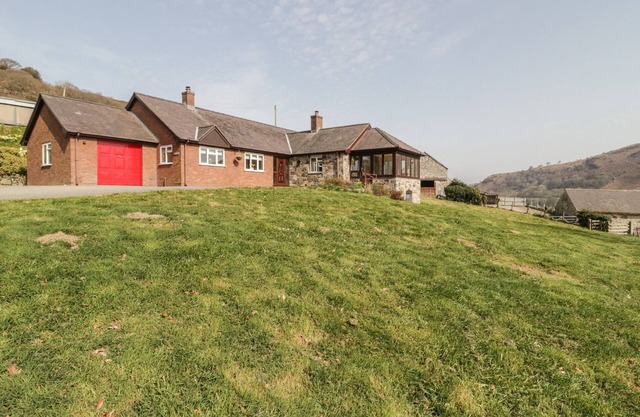 CWM HEULOG, family friendly, with open fire in Llanfair Talhaiarn