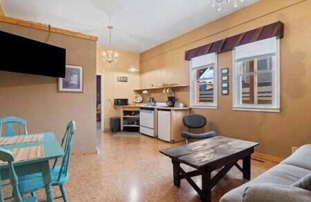 Cycle Suite – Cozy Downtown Retreat in Elkader