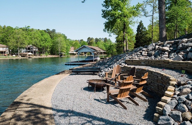 Cyrus House on Lake Balboa - 450 Feet of waterfront! Sleeps 10