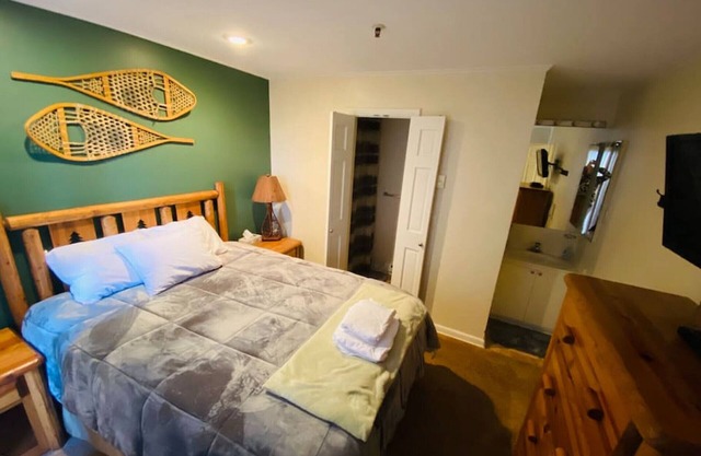 D104 · Winterplace Ski in Ski out condo First floor! D104