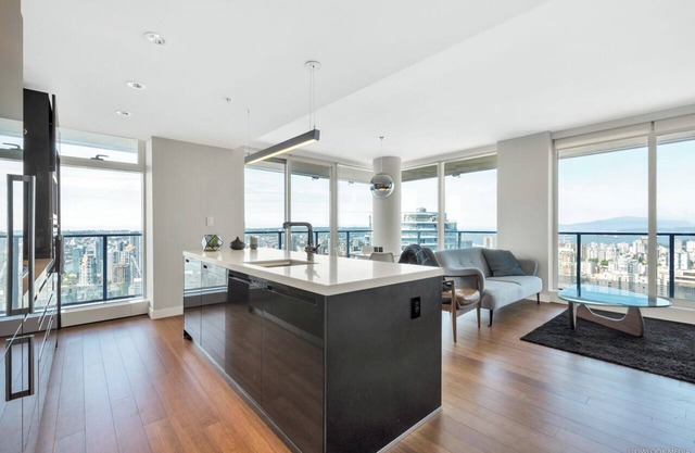 D42 - Amazing, Exceptional Corner Unit At Telus Garden!