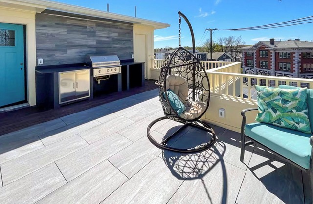 D79 Spacious 5-bedroom house with Roofdeck near Boston!
