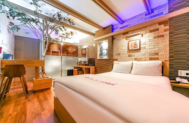 Daegu Dongseongno B and B