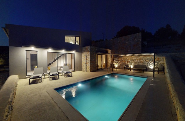 DAELIA VILLAS I of 3 Luxury Villas, private pool, in an enclosed olive grove