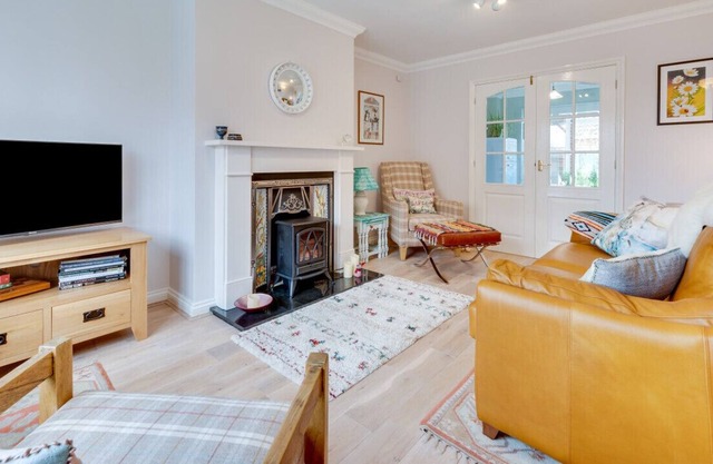 Daisy Cottage - Two Bedroom House, Sleeps 4