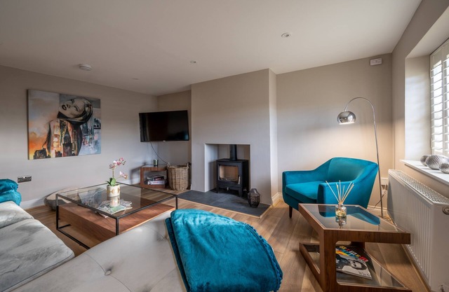 Daisy's Place - LUXURY in the Creakes. Period flint cottage with ultra stylish interior, two beds