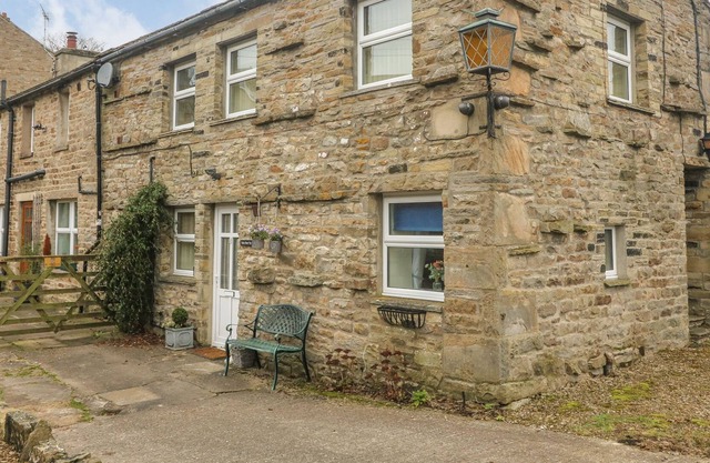 DALES BARN TOP, family friendly, character holiday cottage in Hawes
