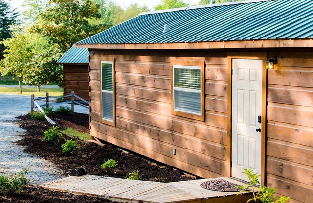 Dali's Den Tiny House Rental 3 Miles to TIEC