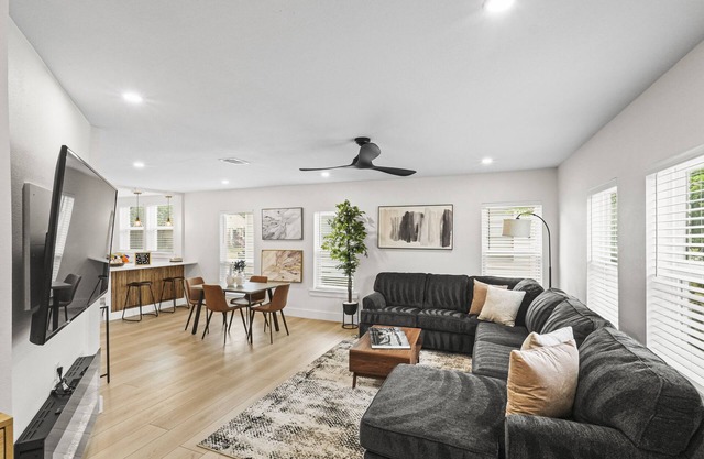 Dallas Getaway! Pool, BBQ Grill, Central, Family Friendly, Luxe!