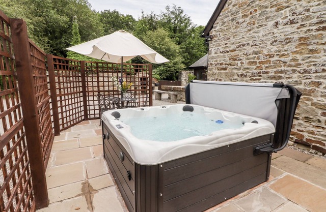 DANBY LODGE, pet friendly, with hot tub in Coleford