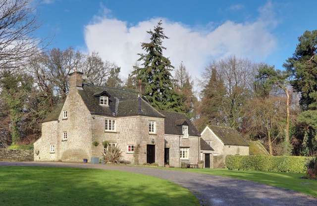 DANBY LODGE, pet friendly, character holiday cottage in Yorkley