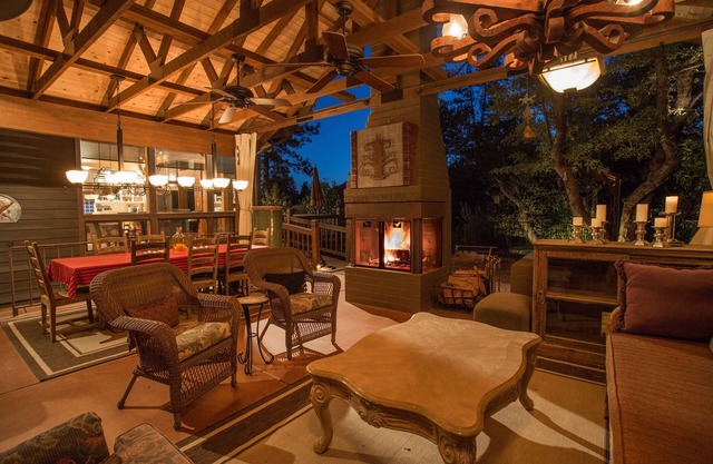 Dancing Bear Lodge, Pine AZ; Luxury Cabin with Views, Spa & Outdoor living area